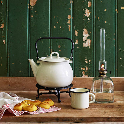 Ivory Vintage Enamel Kettle, 2.7 qt - STP