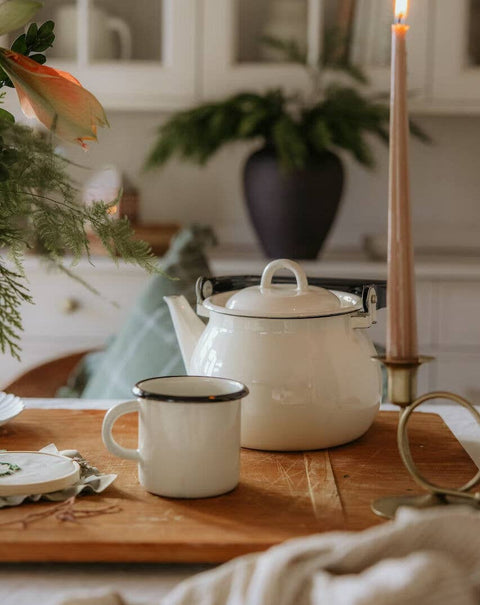 Ivory Vintage Enamel Kettle, 2.7 qt - STP