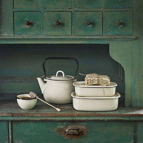 Ivory Vintage Enamel Kettle, 2.7 qt - STP