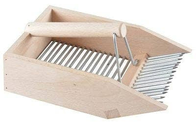 Berry Picker, Metal/Wood, 8.8"x5.6"x4.2" - Esschert Design USA