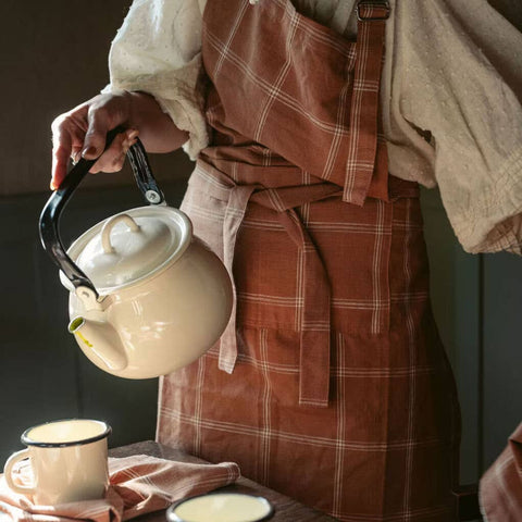 Ivory Vintage Enamel Kettle, 2.7 qt - STP